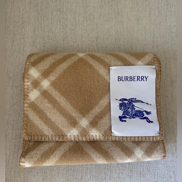 BURBERRY AUTHENTIC WOOL SCARF - Picture 9 of 9